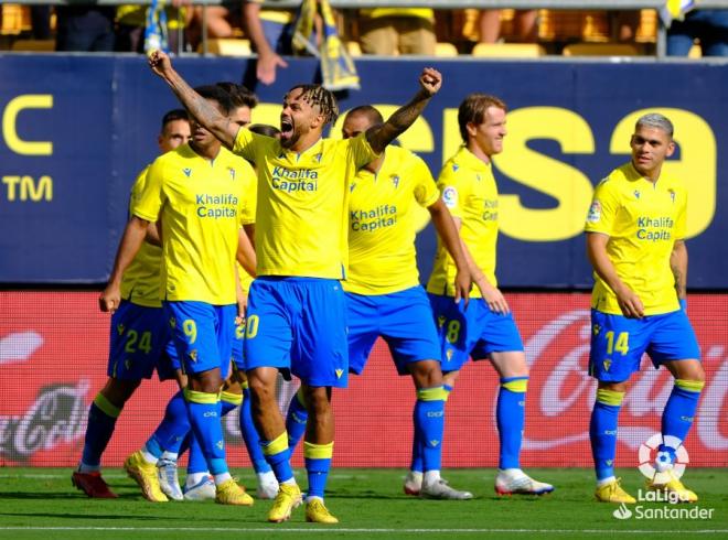 Celebración del gol de Theo Bongonda durante el Cádiz-Atlético (Foto: LaLiga).