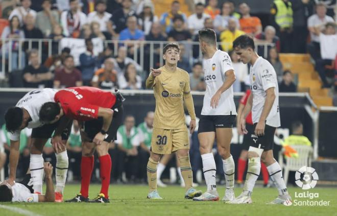 Gavi se encara con Guillamon mientras Thierry está lesionado durante el Valencia-Barcelona (Foto: