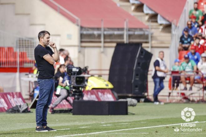 Coudet dirige el partido en Almería. (Foto: LaLiga)