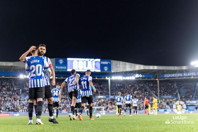 Los jugadores del Alavés celebran su polémico gol al Real Oviedo (Foto: LaLiga)