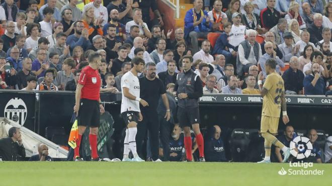 Gattusso da entrada a Jesús Vázquez durante el Valencia CF - Barcelona (Foto: LaLiga).
