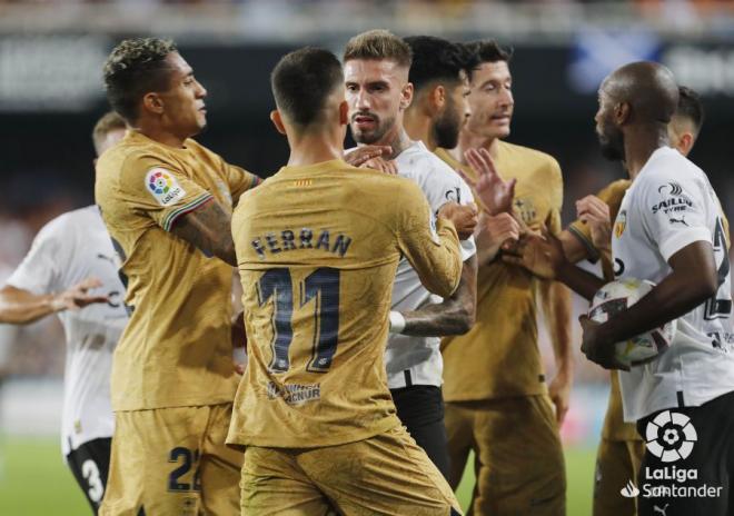 Castillejo se encara con Ferran en la tangana del Valencia-Barcelona (Foto: LaLiga).