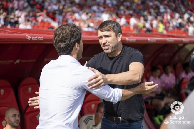 Coudet abraza a Rubi en el partido ante el Almería. (Foto: LaLiga)