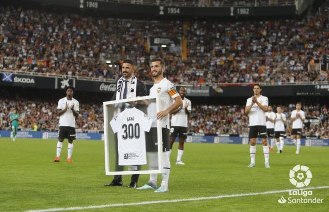 Homenaje a los 300 partidos de José Luis Gayà, junto a David Villa, antes del Valencia-Barcelona