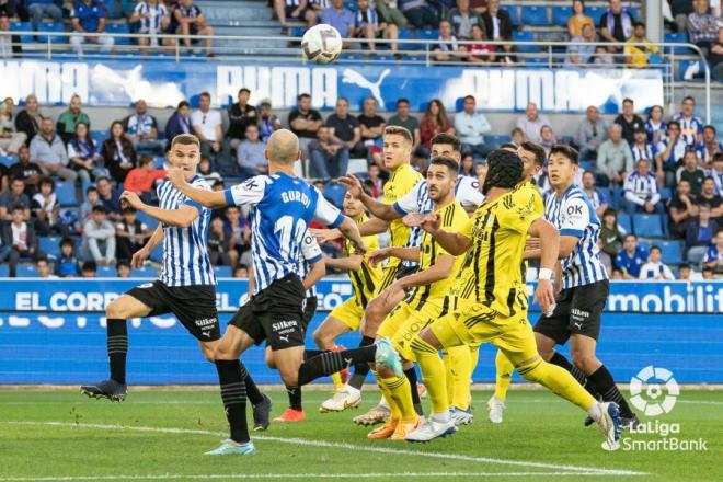 Acción del gol con el que el Alavés se adelantó al Real Oviedo (Foto: LaLiga)