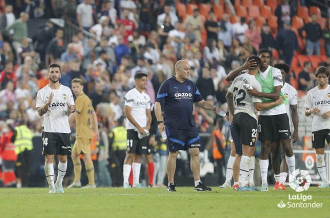 Gayà y otros miembros del Valencia dan las gracias a Mestalla tras el Valencia-Barcelona (Foto: LaLiga).