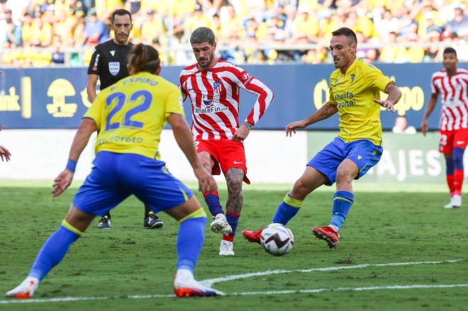 Rodrigo de Paul busca un pase en el Cádiz-Atlético de Madrid (Foto: Cristo García).