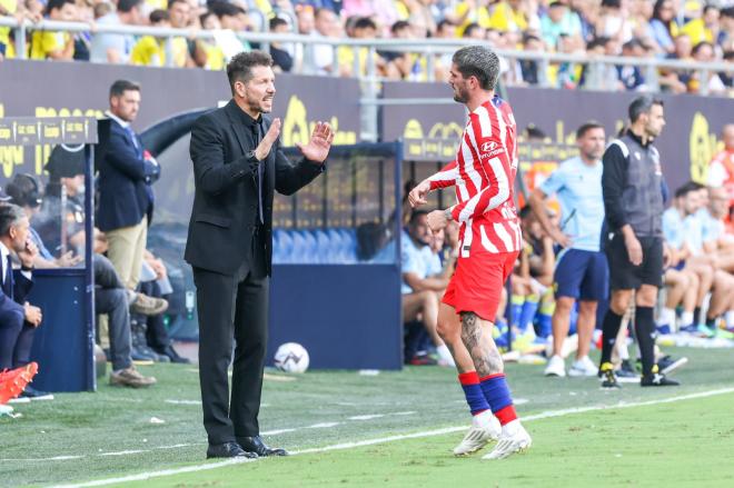 Simeone da indicaciones a Rodrigo de Paul en el Cádiz-Atlético de Madrid (Foto: Cristo García).
