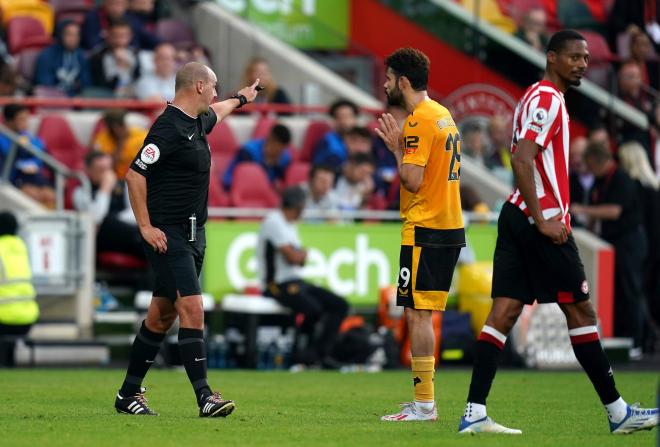 Diego Costa discutiendo con el árbitro tras recibir la roja directa (Foto: Cordon Press)