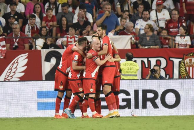 Los jugadores del Rayo Vallecano celebran el gol de Álvaro García al Sevilla (Foto: Kiko Hurtado)