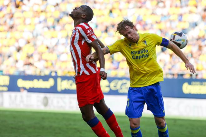 Álex Fernández pugna con Kondogbia durante el Cádiz-Atlético (Foto: Cristo García).