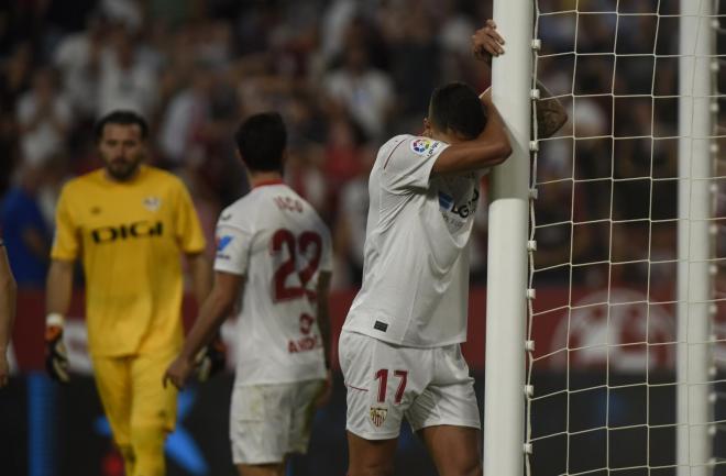 Lamela, jugador del Sevilla, lamenta una acción ante el Rayo (Foto: Kiko Hurtado).