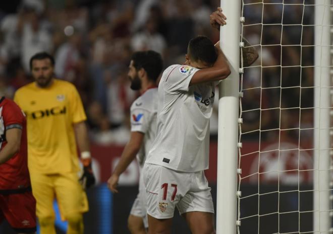 Lamela lamenta una acción en el Sevilla- Rayo Vallecano (Foto: Kiko Hurtado).