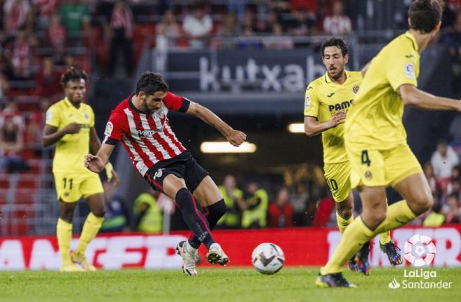 Raúl García filtra un pase de gol ante el Villarreal CF en San Mamés (Foto: LaLiga).