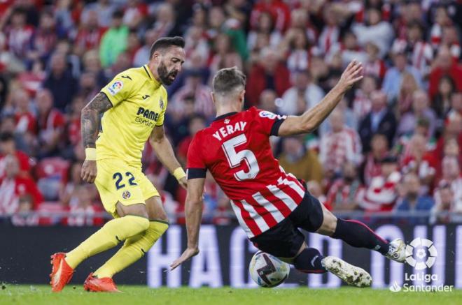 Yeray pugna con 'El Comandante' Morales en el Athletic Club - Villarreal CF de San Mamés (Foto: LaLiga).