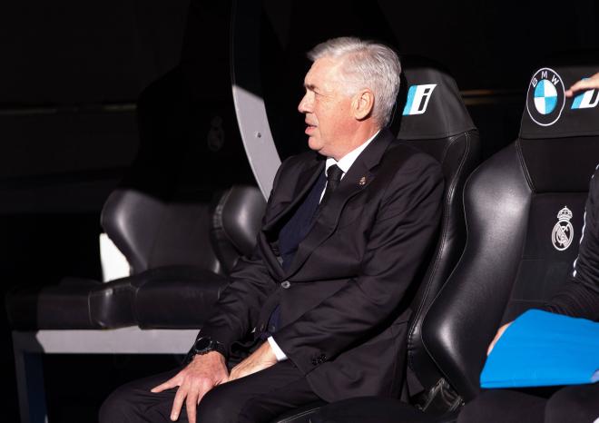 Ancelotti, en el banquillo del Santiago Bernabéu (Foto: Cordon Press).