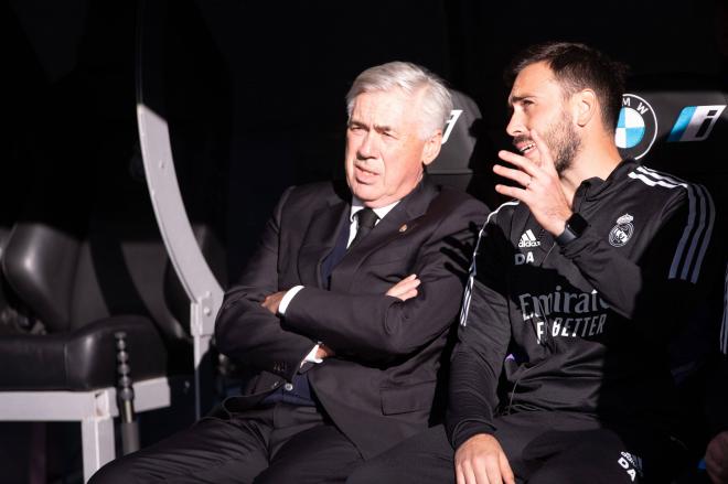 Carlo y Davide Ancelotti, en el banquillo del Santiago Bernabéu (Foto: Cordon Press).