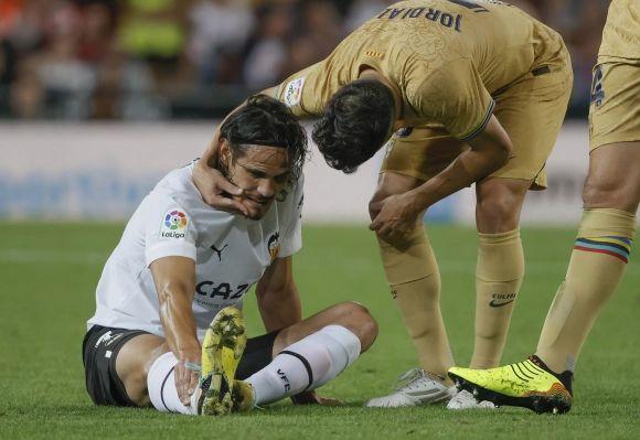Cavani, lesionado en el VCF-Barcelona de la ida, el argumento ofensivo de Voro.