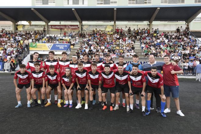 El equipo sevillista del derbi benéfico (Foto: Kiko Hurtado).