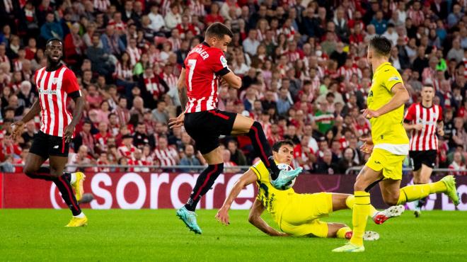 Álex Berenguer lucha un balón ante el Villarreal en San Mamés (Foto: Athletic Club).