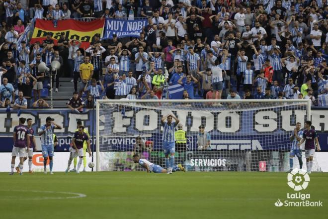 Jugadores malaguistas se lamentan tras una ocasión fallida ante el Éibar. (Foto: LaLiga).