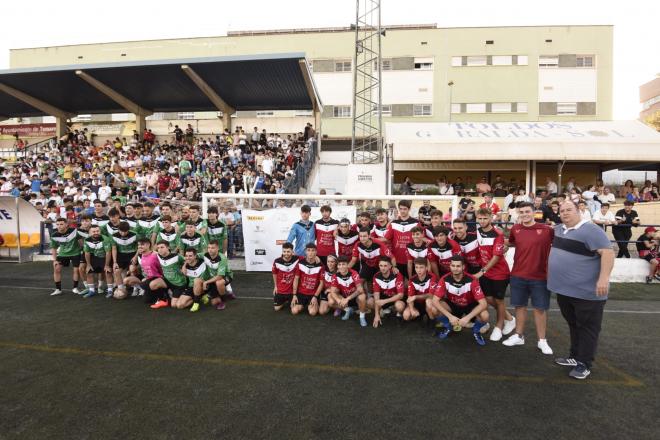 Los equipos de Sevilla y Bétis en el derbi benéfico (Foto: Kiko Hurtado).