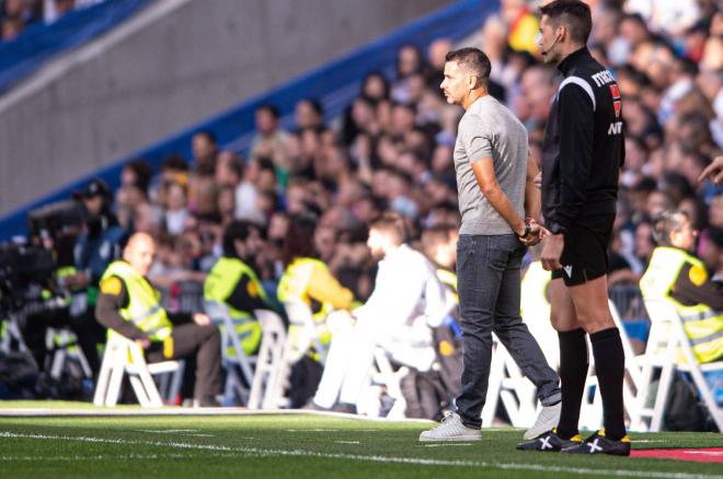 Míchel en la banda del Santiago Bernabéu (Foto: Cordon Press).