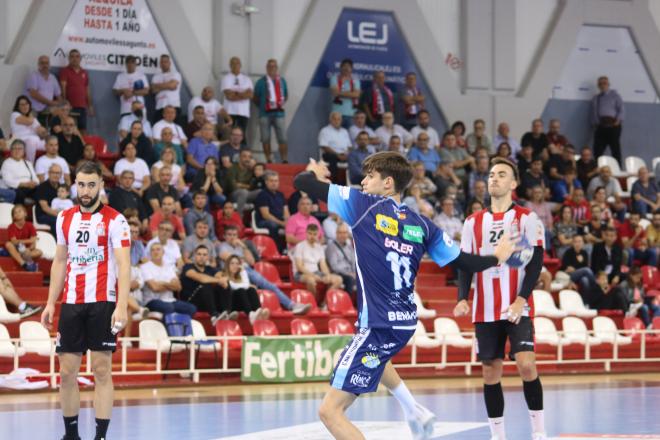 Pablo Soler realiza un lanzamiento en Puerto Sagunto (Foto: Pepa Conesa).