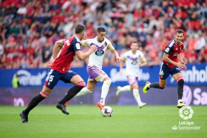 Sergio León corre durante el Osasuna-Real Valladolid.