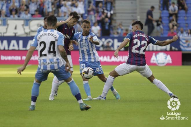 Fran Villalba, atento al balón en el choque ante el Eibar (Foto: LaLiga).