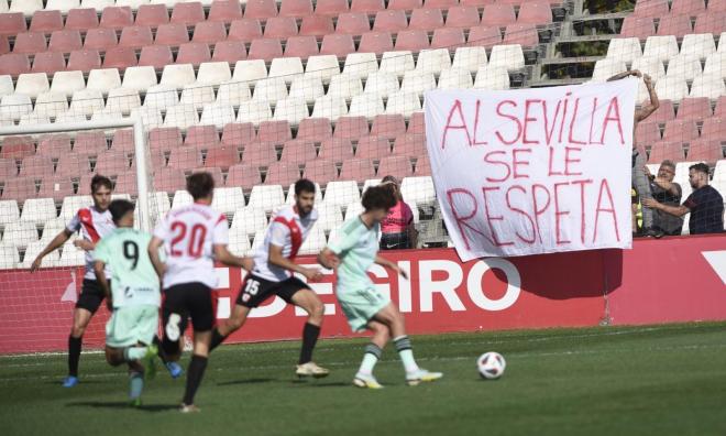 La pancarta colocada en el encuentro del Sevilla Atlético (Foto: Kiko Hurtado).