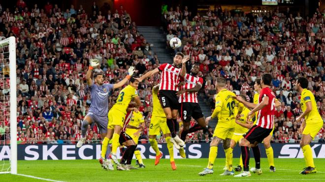 Yeray remata ante el Villarreal en San Mamés (Foto: Athletic Club).