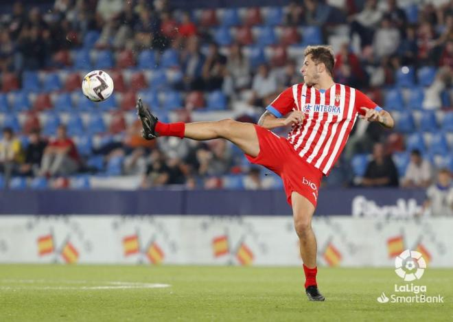 Rivera intenta hacerse con el balón en el Levante-Sporting (Foto: LaLiga).