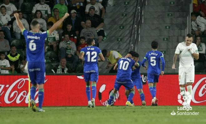 Los jugadores del Getafe celebran un gol en Elche (Foto: LaLiga).