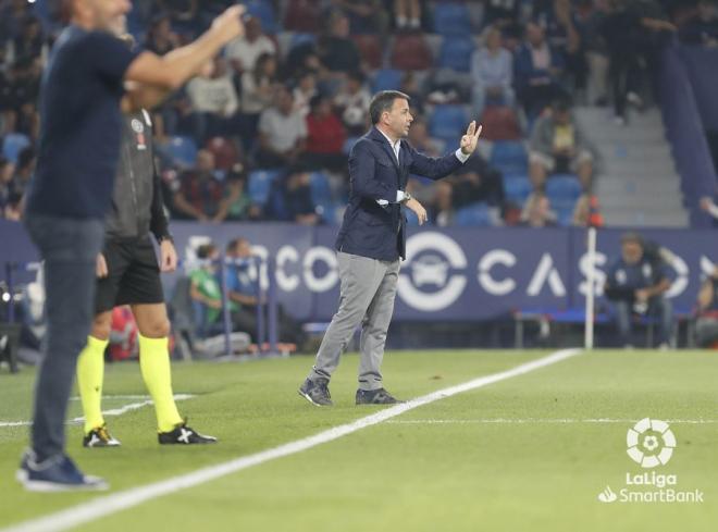 Calleja da indicaciones a sus futbolistas ante el Sporting (Foto: LaLiga).