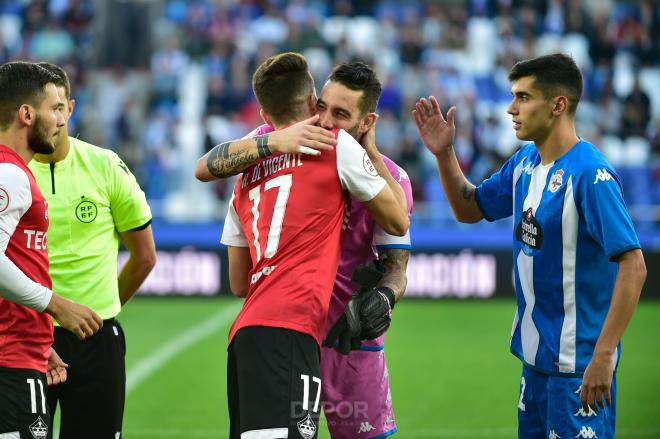 El abrazo entre Mackay y Rafa de Vicente tras el Deportivo - UD Sanse (Foto: RCD)