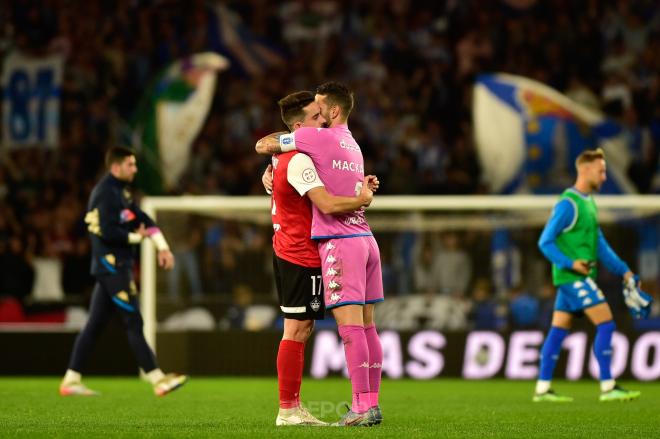 El abrazo entre Mackay y Rafa de Vicente tras el Deportivo - UD Sanse (Foto: RCD)