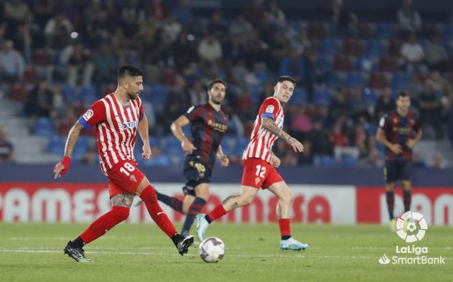 Zarfino y Cristo González en el Sporting-Levante (Foto: LaLiga).