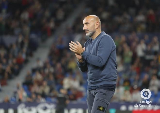 Abelardo aplaude a sus jugadores en el Levante-Sporting (Foto: LaLiga)