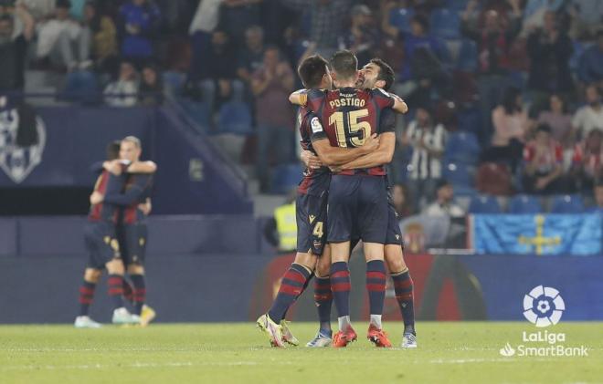 El Levante celebra la victoria en el Ciutat. (Foto: LaLiga)