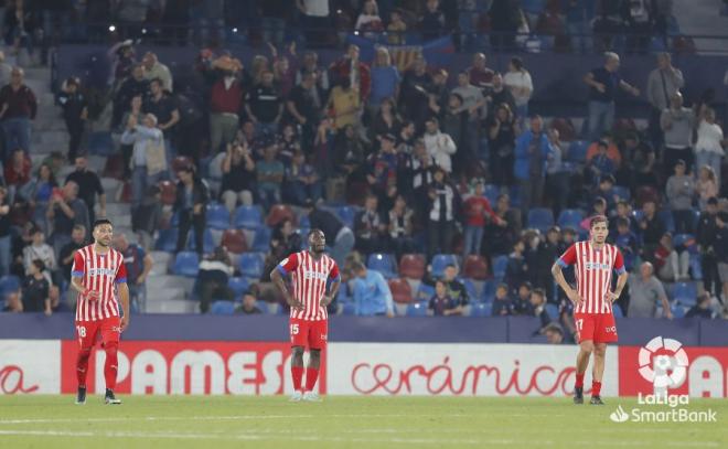 Jugadores del Sporting se lamentan en el Ciutat de Valencia (Foto: LaLiga).