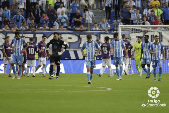 Los jugadores del Málaga, cabizbajos tras perder ante el Eibar (Foto: LaLiga).