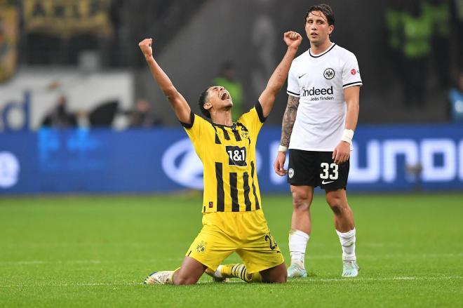 Bellingham, pretendido por Florentino Pérez celebra su gol ante el Eintracht con el Borussia Dortmund (FOTO: Cordón Press).
