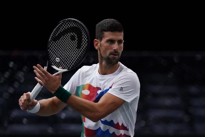 Djokovic, entrenando para el Master 1000 de París. (Foto: Cordon Press)