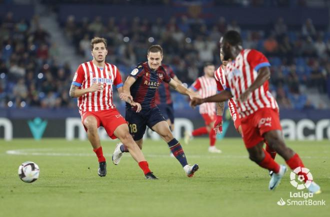 Rivera, encimado por De Frutos en el Levante-Sporting (Foto: LaLiga)