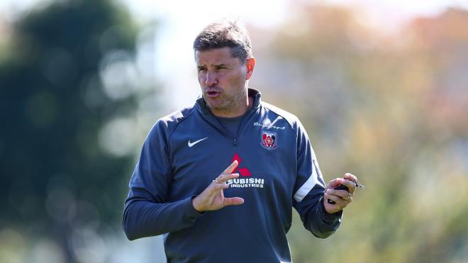 Ricardo Rodríguez, técnico formado en el Real Oviedo, dirige un entrenamiento (Foto: Urawa Red Di