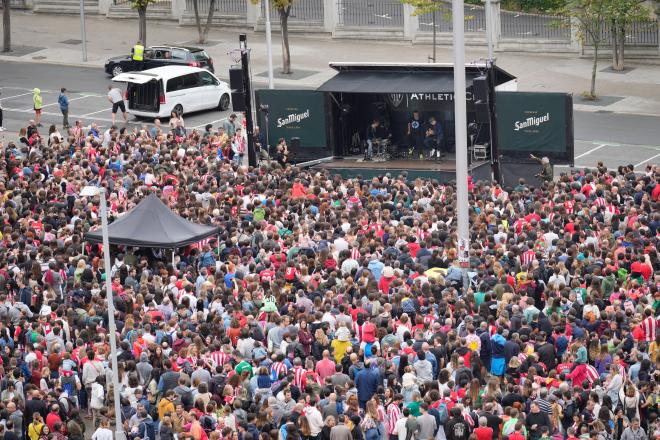 Actuación acústica del grupo Gatibu en la explanada de San Mamés (Foto: Athletic Club).