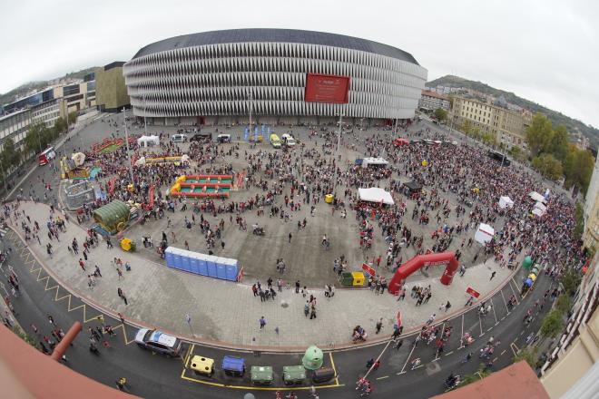 La 'Athletic Plaza' en la explanada de San Mamés antes del partido contra el Villarreal CF (Foto: Athletic Club).