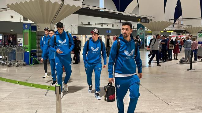 Los jugadores del Sevilla, antes de viajar a Manchester (Foto: Kiko Hurtado).