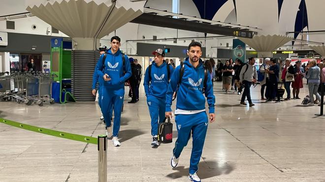 Imagen de los jugadores del Sevilla antes de subir al avión (Foto: Kiko Hurtado).